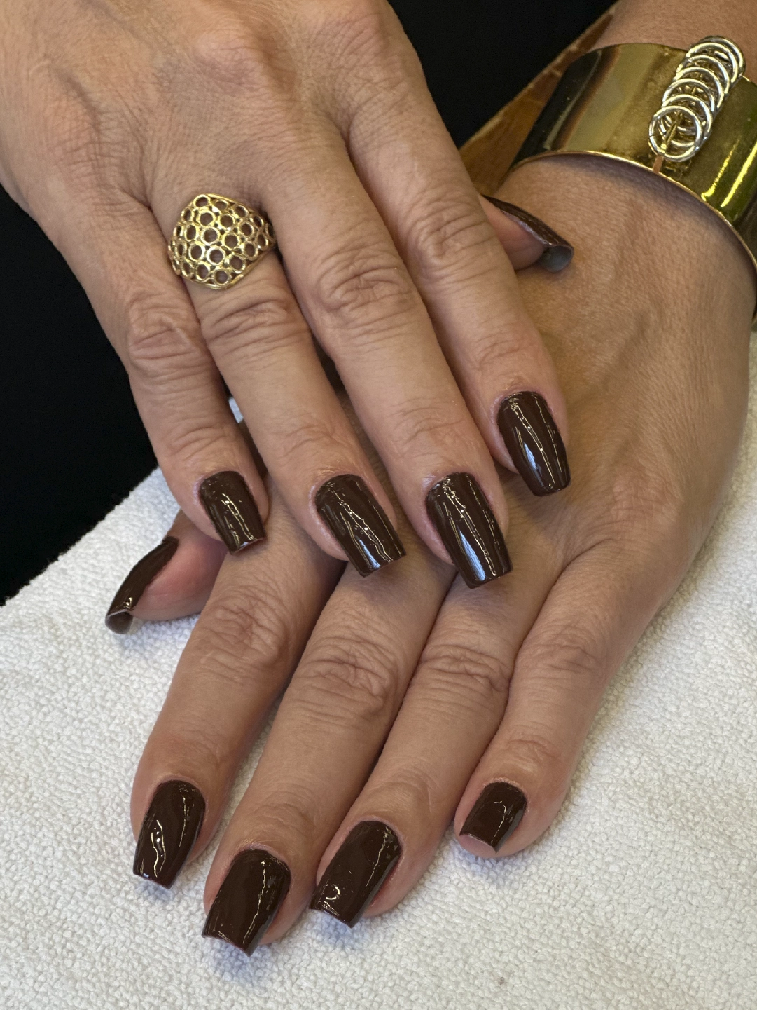 Unhas marrom